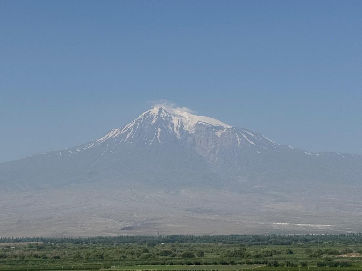 O Monte Ararat visto da Arménia