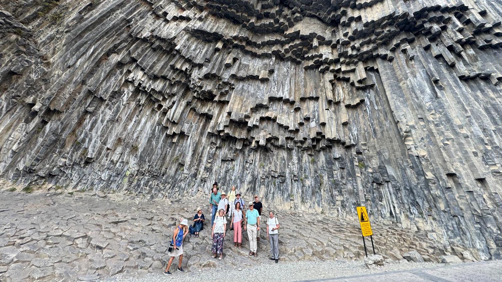 Colunas de basalto do desfiladeiro de Garni, com o grupo à escala na base