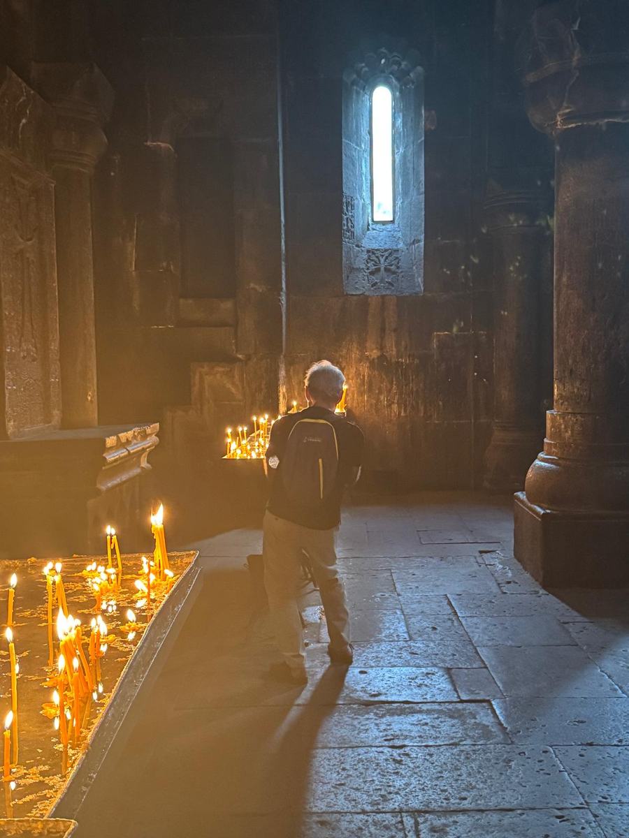 Interior do mosteiro de Geghard com velas acesas