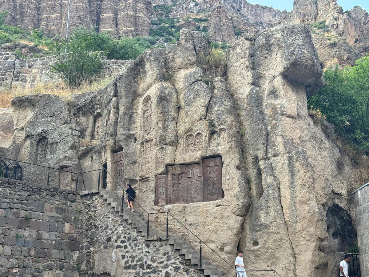 Khachkars esculpidos na parede de rocha em Geghard