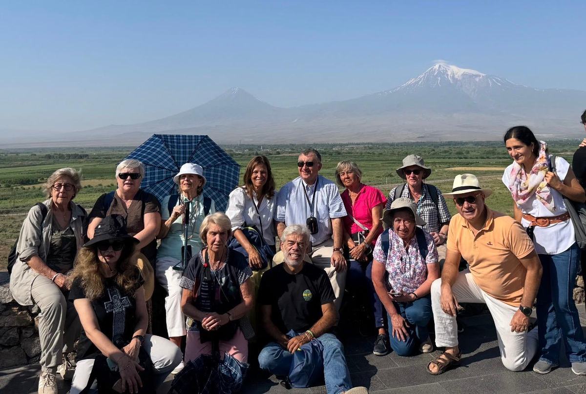 O grupo da peregrinação, com o Monte Ararat ao fundo