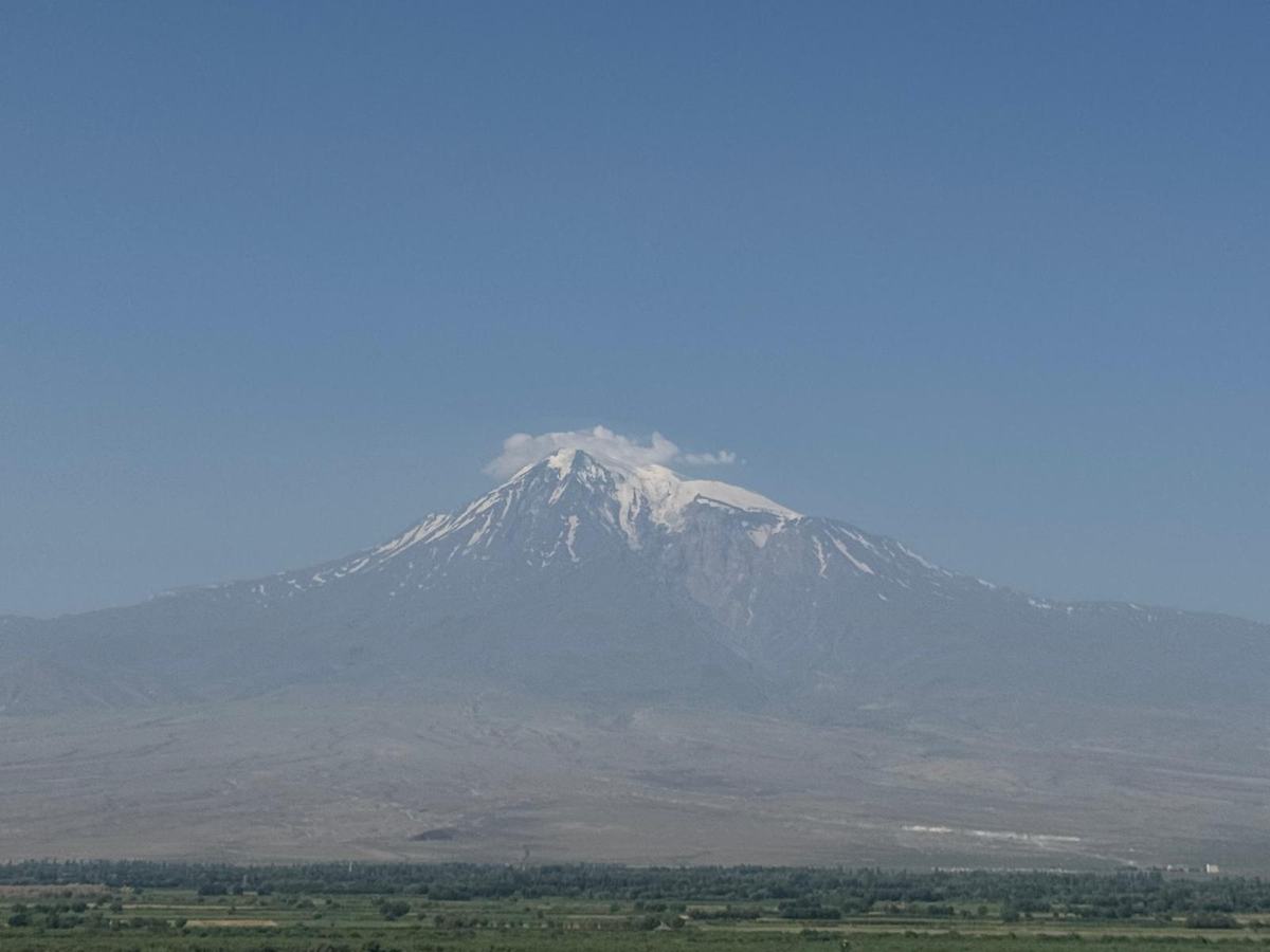 O mosteiro de Khor Virap na planície do Ararat