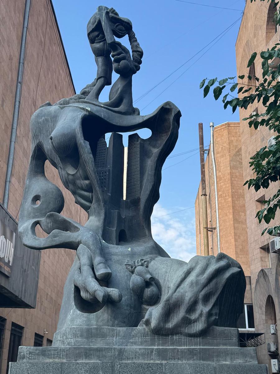 Escultura Melancolia, de Yervand Kochar, em Erevan