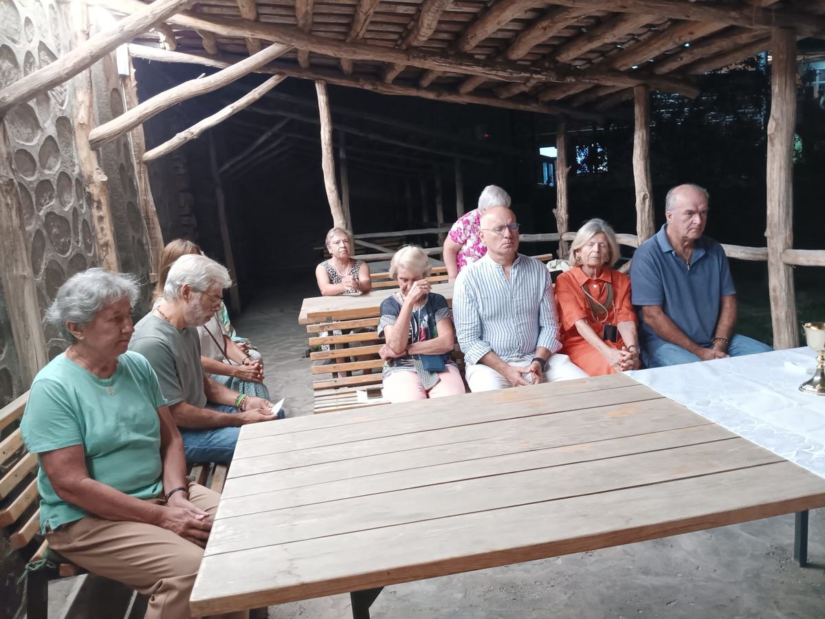 Celebração da missa numa varanda de madeira