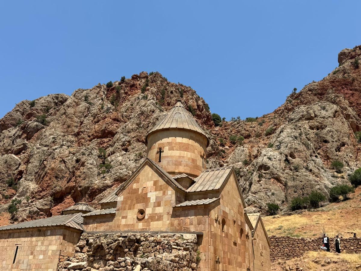 O mosteiro de Noravank entre as falésias vermelhas do desfiladeiro de Amaghu