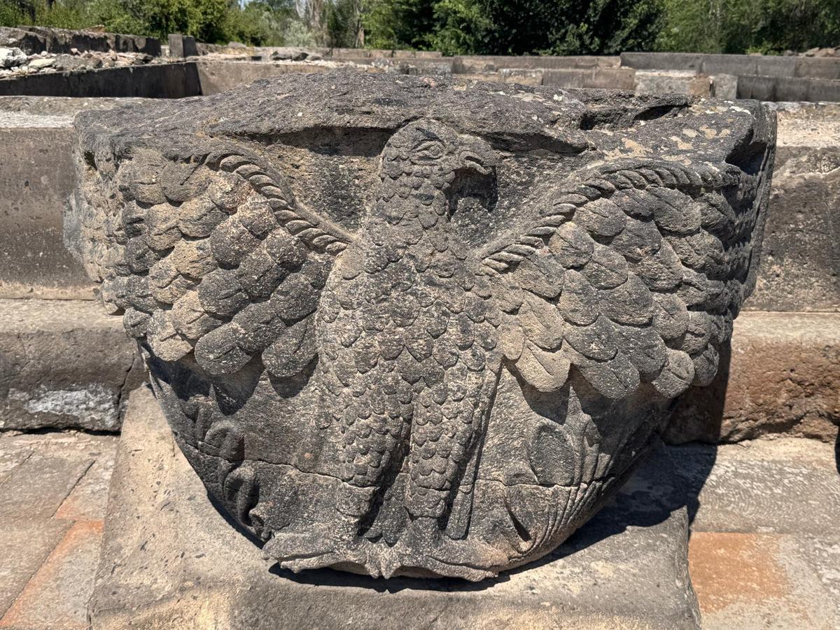 Capitel com águia, de Zvartnots