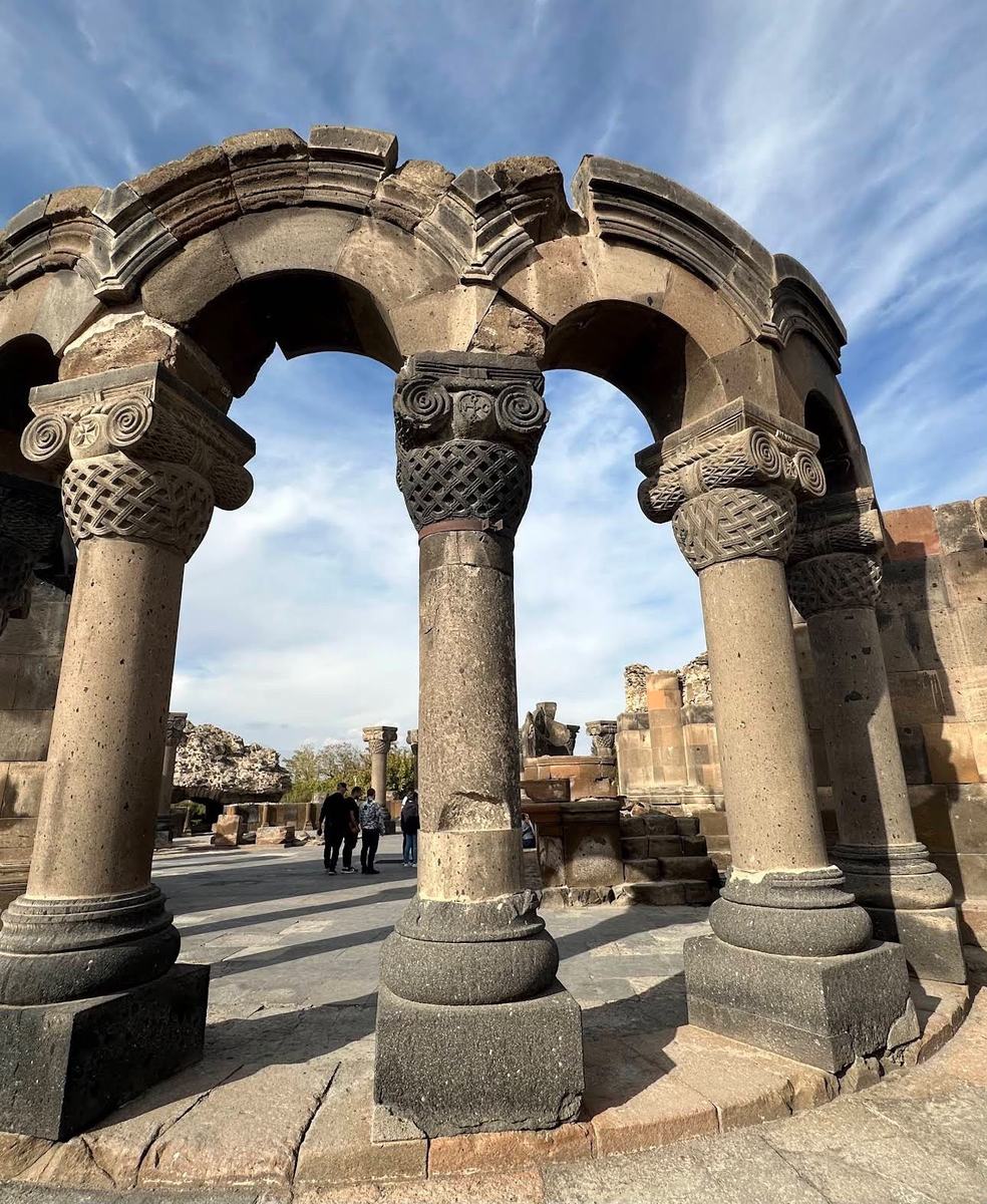 Arcadas reconstruídas do templo de Zvartnots