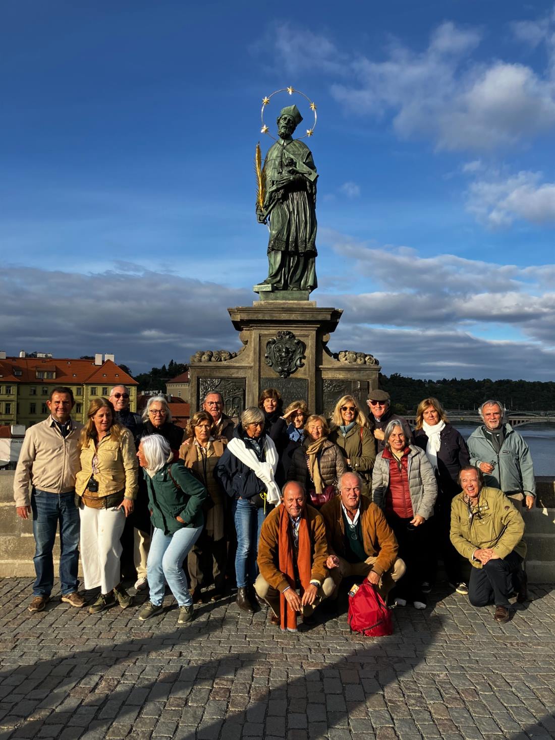 O grupo reunido junto a uma estátua barroca, numa ponte histórica